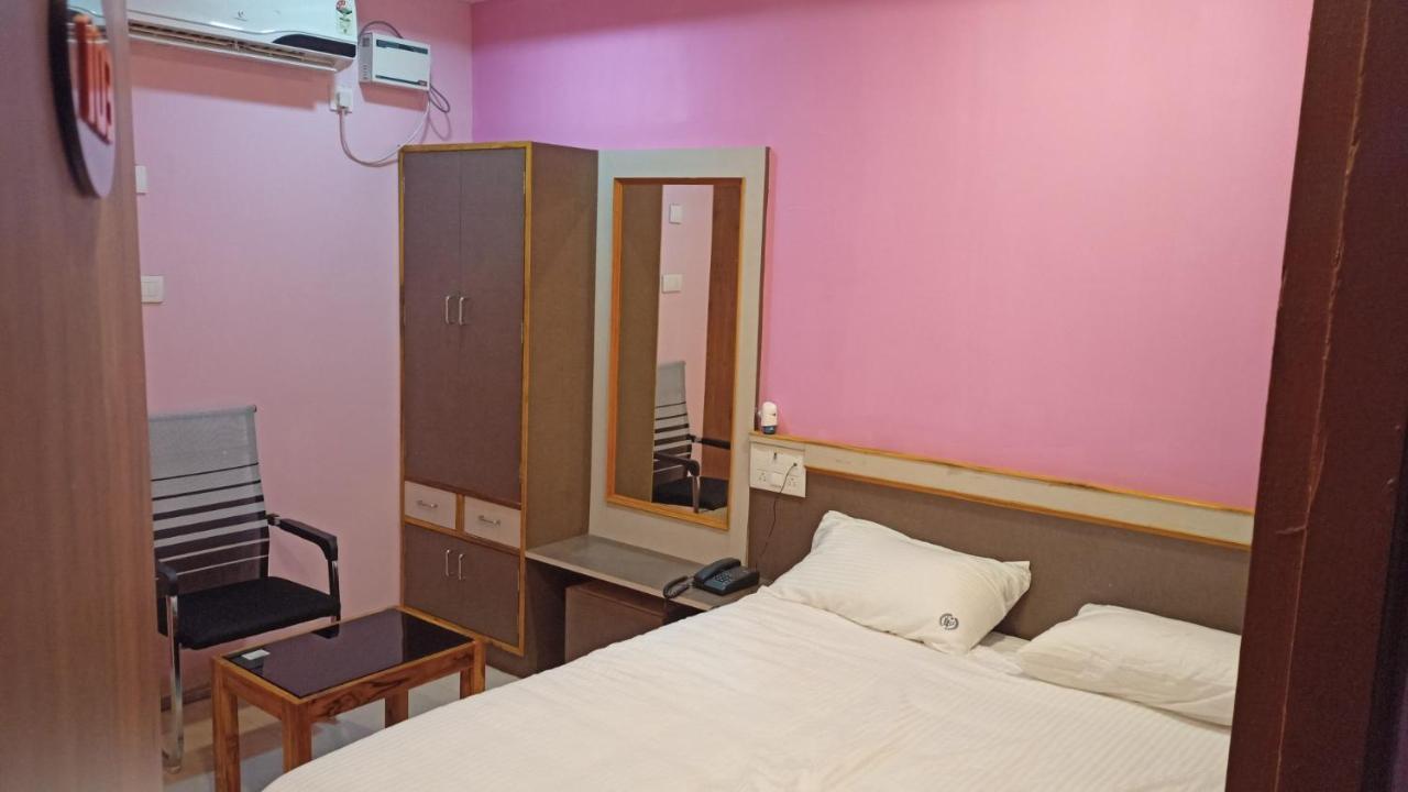 ホテル Aarthi Residency カライクディ エクステリア 写真