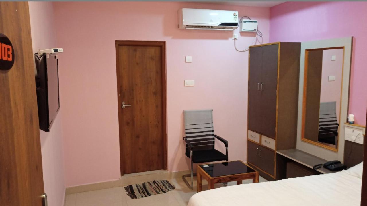 ホテル Aarthi Residency カライクディ エクステリア 写真