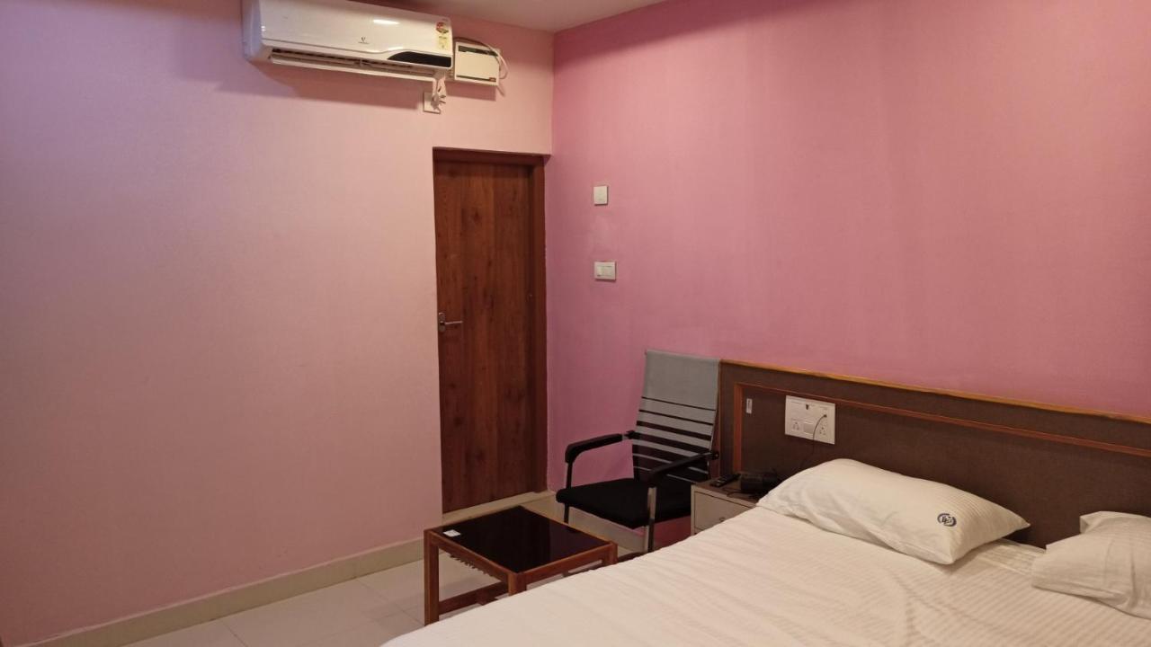 ホテル Aarthi Residency カライクディ エクステリア 写真