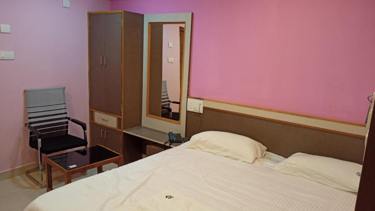 ホテル Aarthi Residency カライクディ エクステリア 写真