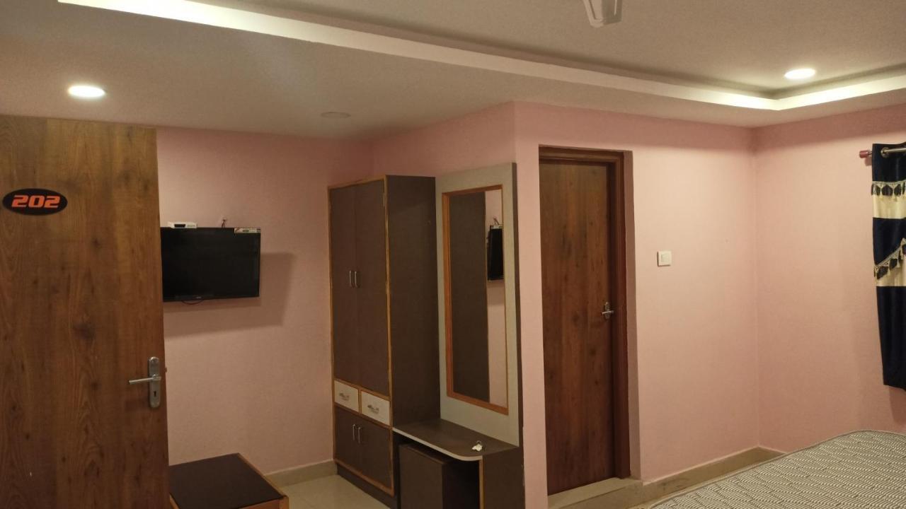 ホテル Aarthi Residency カライクディ エクステリア 写真